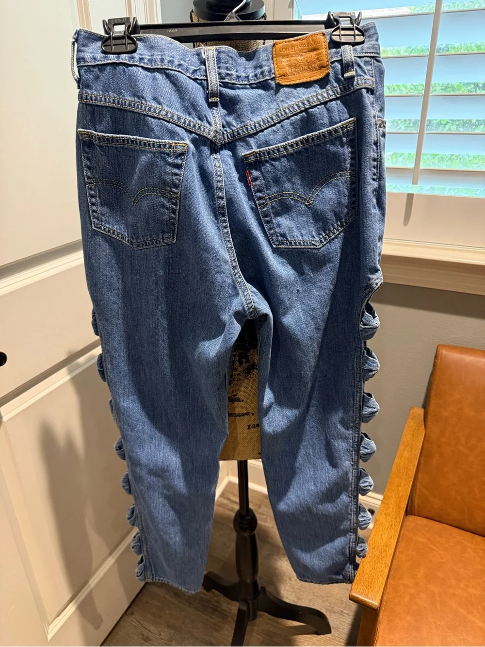 Levi's Side Bow Crop Mom Jeans - Picture 7 of 7